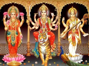 La loi du 3 est représentée dans La Trimurti: la triade divine dans la religion indienne conformée par Bhrama, Vishnu et Shiva.